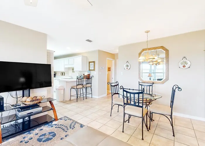 Three C's 202 Apartment *